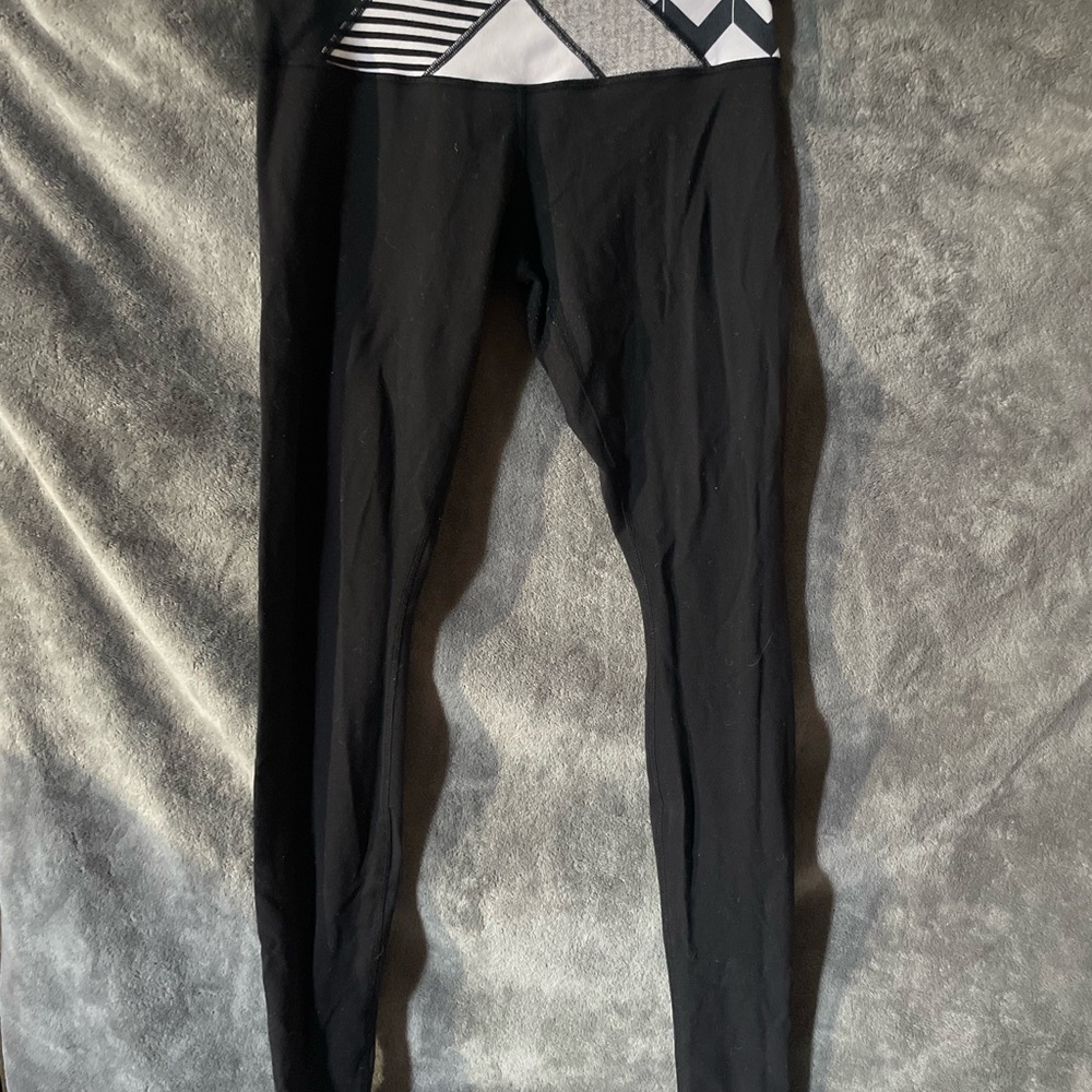 Lululemon Chic Black and White Patterned Leggings
